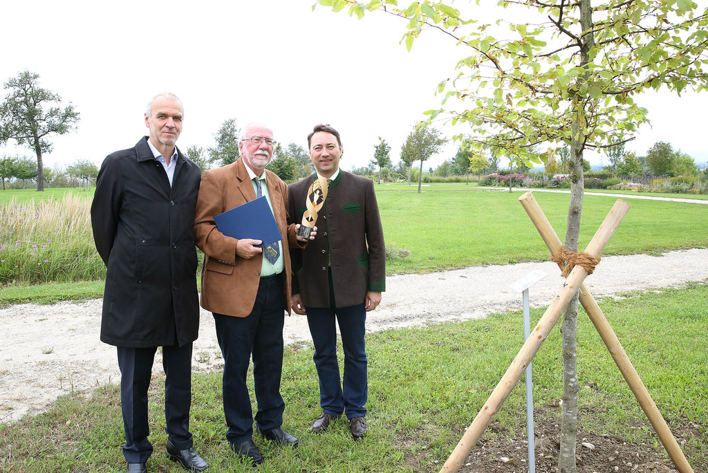 Manfred Haimbuchner und Gottfried Schindlbauer mit Preisträger