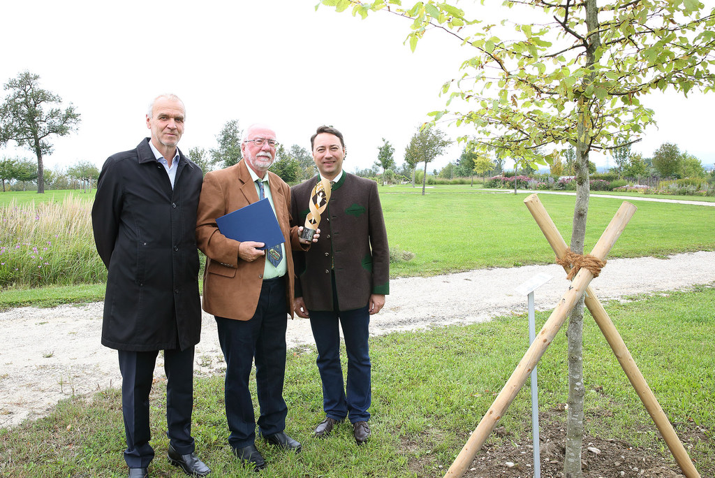 Manfred Haimbuchner und Gottfried Schindlbauer mit Preisträger